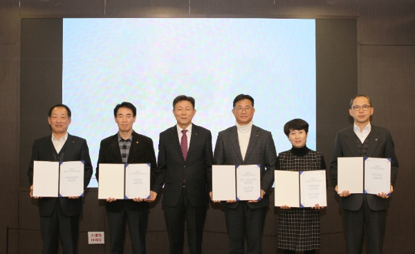 지난 3일 농협은행 본사에서 신인식 NH농협카드 사장(왼쪽에서 세 번째)과 임직원들이 2020년 사업추진 결의대회를 개최하고 기념사진을 촬영하고 있다. / 사진 = NH농협카드