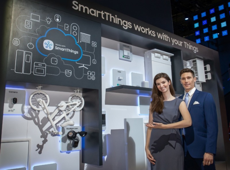 삼성전자 모델들이 다양한 IoT 허브 기기를 삼성전자 스마트싱스(SmartThings)로 연동하는 모습을 소개하고 있다/사진=삼성전자