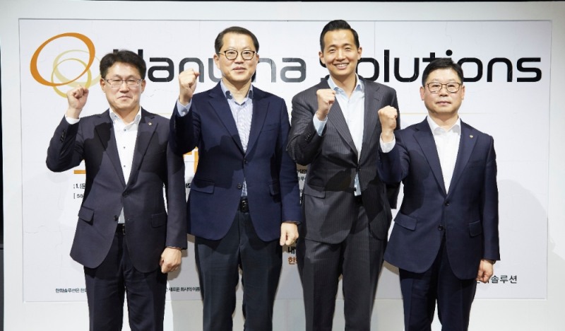 한화솔루션 비전 선포식 기념사진 (왼쪽 부터 류두형 첨단소재 부문 대표, 김희철 큐셀 부문 대표, 김동관 전략부문 부사장, 이구영 케미칼부문 대표)/사진=한화솔루션