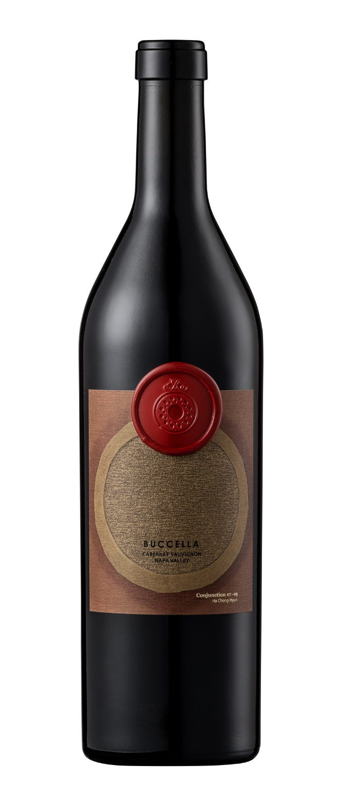 이마트는 7일부터 신세계L&B에서 출시한 ‘아트앤와인’ 세 번째 프로젝트 상품인 ‘부켈라 까베르네 소비뇽 2016’과 하종현 화백의 ‘접합 07-09(2007년作)’ 컬래버래이션 상품을 선보인다. /사진=신세계그룹.