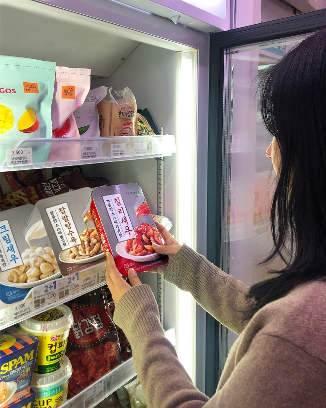 GS25는 지난해 4분기 냉동 HMR(가정간편식) 매출 분석 결과, 저녁 시간 대인 20~02시의 매출 비중이 절반 이상인 56.2%를 차지한다고 밝혔다. /사진=GS리테일.