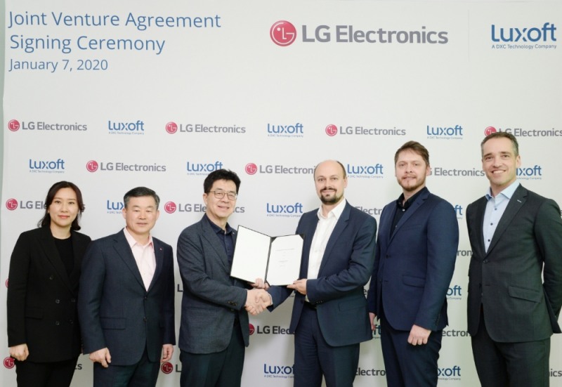 박일평 LG전자 CTO 사장(왼쪽에서 세번째)과 룩소프트 미하일 비코브(Mikhail Bykov, 왼쪽에서 네번째) 오토모티브 솔루션즈 부사장이 협약을 맺고 악수하고 있다/사진=LG전자