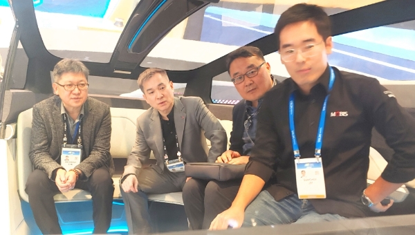 △ 하현회 LG유플러스 부회장이 현대 모비스를 방문해 자율주행기반 도심공유형 모빌리티인 차량 엠비전S 시연을 지켜보고 있다. /사진=LG유플러스