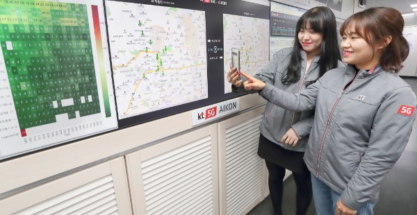 △ KT 네트워크부문 직원들이 AI 기반의 5G 기지국 최적화 시스템인 ‘5G 아이콘’을 활용해 기지국 제어를 진행하고 있다. /사진=KT