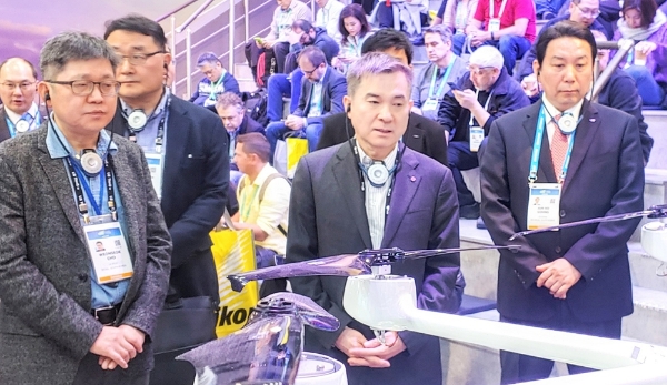 △ 하현회 LG유플러스 부회장이 모빌리티 이노베이션 전시물을 살펴보고 있는 모습. /사진=LG유플러스