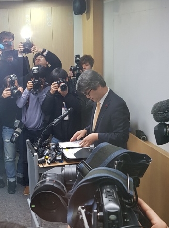 김지형 전 대법관, 삼성 준법감시위원회 위원장 내정자가 기자 간담회에서 발언하는 모습/사진=오승혁 기자