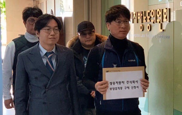 김득중 금속노조 쌍용차지부장이 9일 경기지방 노동위원회에 부당휴직 구제신청서를 제출하고 있다. (사진=금속노조 쌍용차지부)