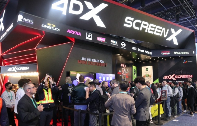 CES 2020 속 CJ 4DPLEX 부스에 4면 스크린X를 관람하기 위해 줄을 선 방문객들의 모습/사진=CJ 4DPLEX