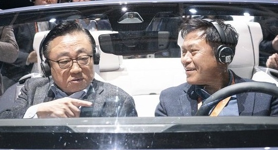 고동진 삼성전자 사장(왼쪽)과 박정호 SK텔레콤 사장. (사진=SKT)