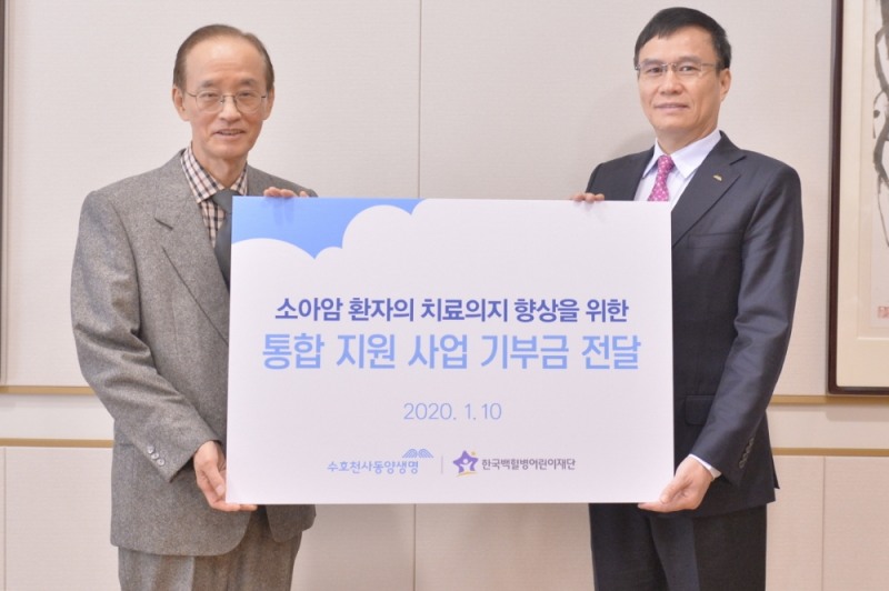 동양생명 뤄젠룽 사장(오른쪽)이 한국백혈병어린이재단 안효섭 상임이사(왼쪽)와 기념촬영을 하고 있다. / 사진=동양생명
