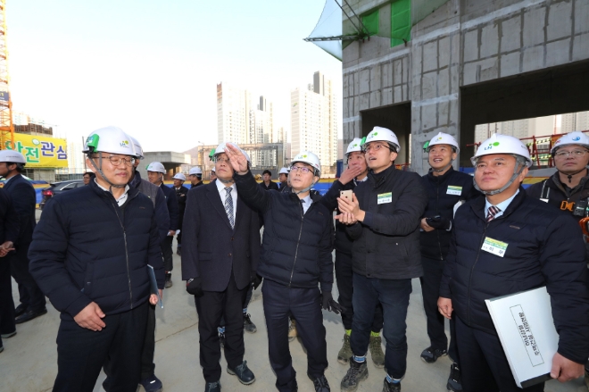 LH(한국토지주택공사)는 지난 10일 하남감일 B3블록 아파트 건설현장에서 동절기 대비 특별 안전점검을 실시했다. /사진=LH.