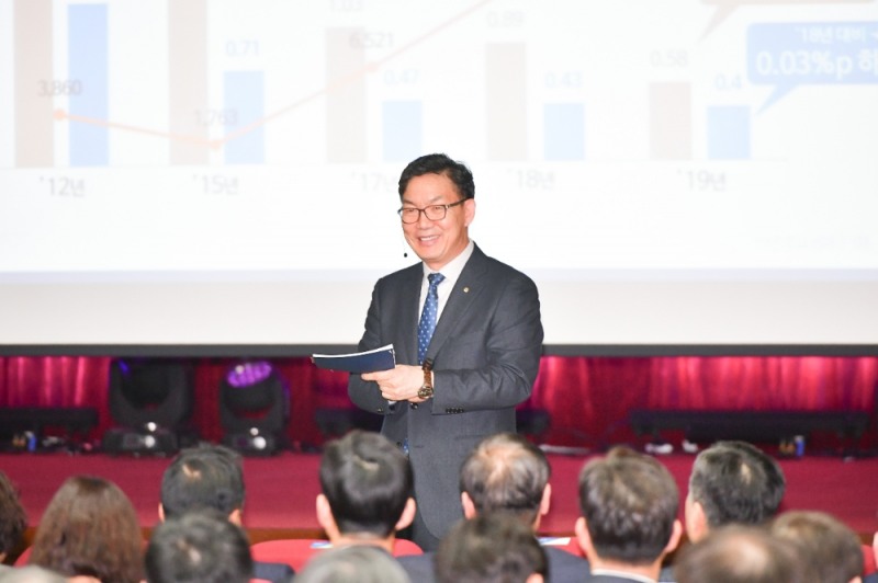 이대훈 은행장이 서울영업본부에서 서울·강원권역 사무소장들과 금년 사업추진에 대한 설명을 하고 있다./사진=농협은행
