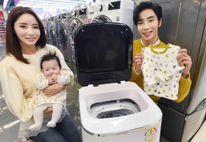 홈플러스는 속옷이나 수건, 아기 옷 등 부피가 작은 빨래를 따로 삶음 세탁할 수 있는 ‘파세코 미니 클린’을 선보인다. /사진=홈플러스.