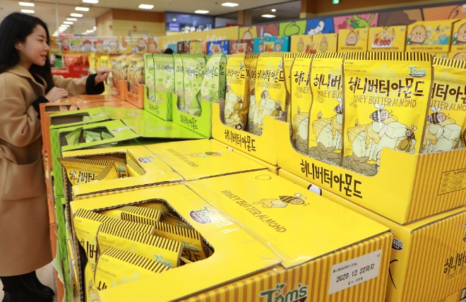 롯데마트는 국내 유통업계 최초로 외국인 매출 비중이 높은 점포인 서울역점과 김포공항점에 ‘허니버터아몬드’ 전문 매장을 오픈한다. /사진=롯데쇼핑.