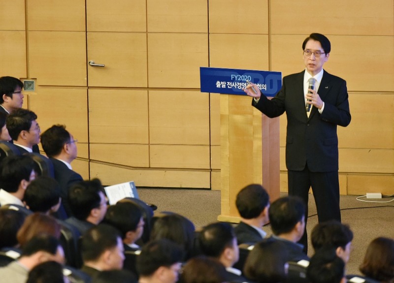 지난 10일 충남 천안시 계성원(교보생명 연수원)에서 열린 '2020년 출발 전사경영전략회의'에서 신창재 교보생명 회장이 디지털 혁신을 가속화해 새로운 고객가치를 창출하자고 말했다. / 사진=교보생명