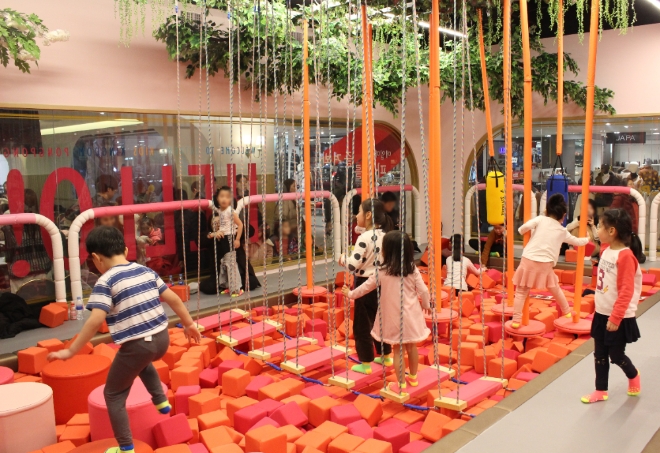 롯데백화점은 지난 8일 관악점 지하1층에 체험형 키즈테마파크 '퐁퐁플라워' 매장을 오픈했다. /사진=롯데쇼핑.