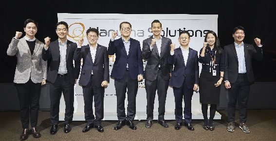 ▲ 6일 오전 장교동 한화빌딩에서 진행된 ‘한화솔루션 비전 선포식’에 참가한 임직원들이 파이팅을 외치고 있다. (왼쪽 3번째부터 류두형 첨단소재 부문 대표, 김희철 큐셀 부문 대표, 김동관 전략부문 부사장, 이구영 케미칼부문 대표)