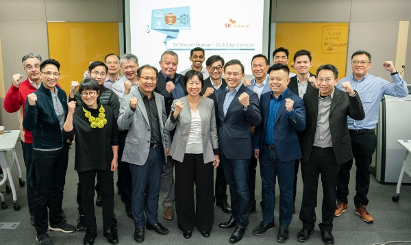 △ 토마스 황 타이완모바일 디지털 담당, 마리아 리 HKT 이동통신 담당 임원, 하민용 SK텔레콤 경영기획2그룹장, 옹 걱 취 브리지얼라이언스 CEO, 이강원 SK텔레콤 클라우드랩스장, 루이스 라이 싱텔 임원, 찬 인 친 싱텔 임원(앞줄 왼쪽부터). /사진=SK텔레콤