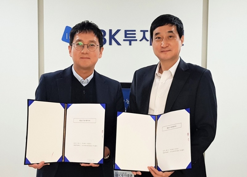 김성현 이리언스 대표(오른쪽)와 IBK투자증권 관계자가 IPO 대표주관 계약 체결식에서 기념촬영을 하고 있다./사진=이리언스