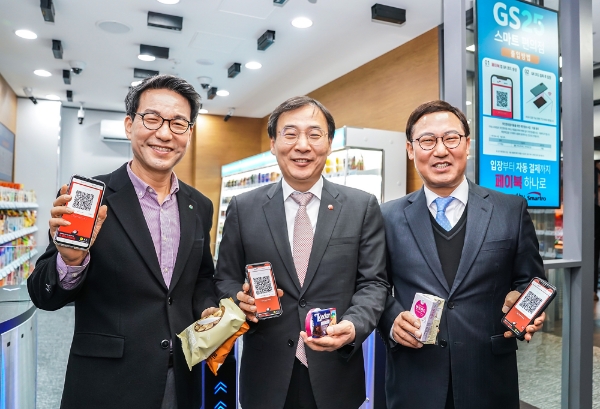 비씨카드가 스마트로, GS리테일과 함께 인공지능(AI) 기반의 무인편의점을 개점했다고 14일 밝혔다. 이문환 비씨카드 사장(가운데), 이홍재 스마트로 사장(오른쪽), 조윤성 GS리테일 사장(왼쪽)은 서울 중구 비씨카드 사옥(을지트윈타워)에 입점한 무인편의점 ‘GS25 을지스마트점’에서 비씨카드의 QR코드 기반 자동결제 기술을 체험하고 기념 촬영을 하고 있다. / 사진 = 비씨카드