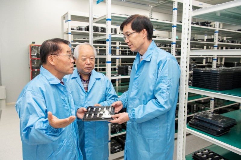 방문규 수출입은행장이 14일 오후 신년 첫 현장소통 행보로 광주광역시에 위치한 소부장 분야의 강소기업 오이솔루션을 찾아 관련업계 애로사항을 듣고 있다. 사진 왼쪽부터 박용관 오이솔루션 대표이사, 박환 오이솔루션 부사장, 방문규 수은 행장. / 사진= 수출입은행(2020.01.15)