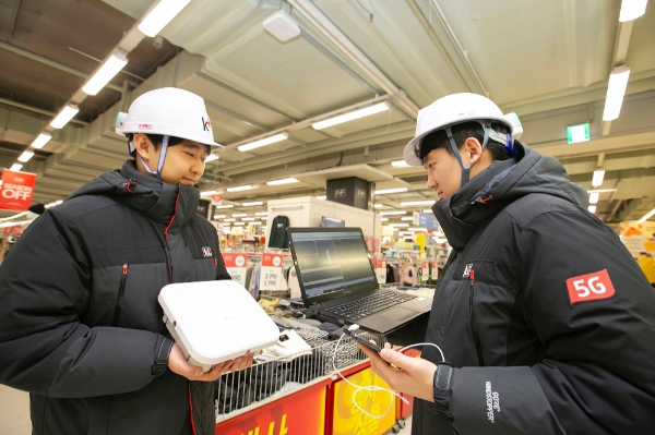 △ KT 네트워크부문 직원들이 경기도 안양시 홈플러스 매장 내에 고성능 광중계기를 설치하고 5G 서비스 품질을 확인하고 있다. /사진=KT
