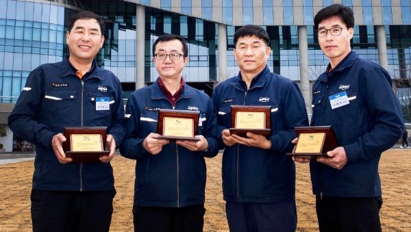 △ 지난해 두산인프라코어가 선정한 최고 기술전문가 ‘마이스터’ 4명. /사진=두산인프라코어