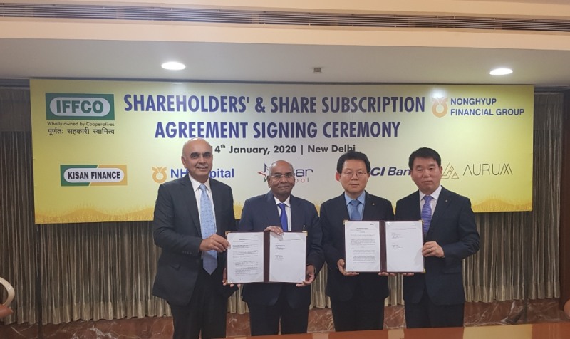 (왼쪽부터) 란잔 샤르마 Kisan Finance 대표, 아와스티 IFFCO 회장, 김광수 NH농협금융지주 회장, 4번째 이구찬 NH농협캐피탈 대표가 협약식 후 기념촬영을 하고 있다./사진=NH농협금융지주