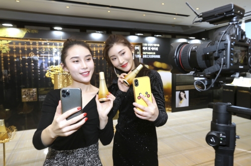 LG생활건강 자연 발효 뷰티 브랜드 '숨37°'가 중국의 유명 인플루언서를 초청해 라이브 방송을 진행했다. /사진제공=LG생활건강