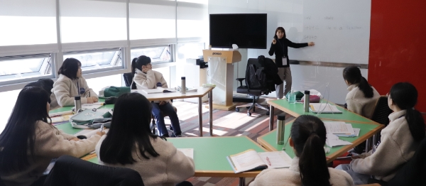 △ 포스코드림캠프 겨울캠프 기간 중 대학생 멘토가 중학생 멘티들에게 영어와 수학 과목 강의를 하고 있다. /사진=포스코