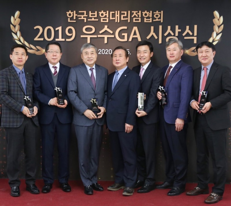 좌측부터 류성식 피플라이프(주) 상무, 신만규 주식회사퍼스트에셋 대표, 박경순 ㈜에이플러스에셋어드바이저 대표, 조경민 한국보험대리점협회 회장, 조용학 키움에셋플래너주식회사 대표, 윤창훈 ㈜비큐러스 대표, 권칠봉 ㈜더탑아이앤아이보험대리점 대표 / 사진=보험대리점협회