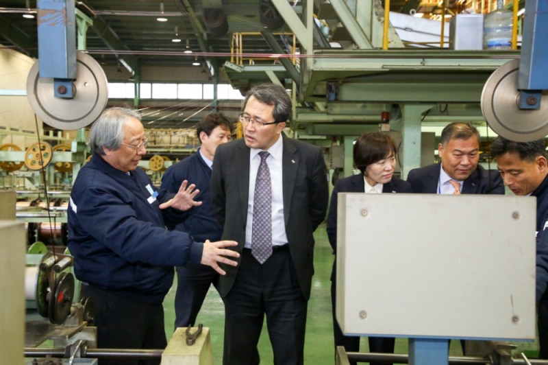 문성유 캠코 사장(왼쪽에서 두번째)이 15일 울산시 온산국가산업단지에서 최근 자산매입 후 임대프로그램을 통해 경영정상화에 돌입한 티씨티를 방문해 회사 관계자로부터 회사 현황에 대한 설명을 듣고 있다./사진=캠코