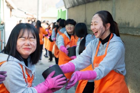 `한화생명 해피프렌즈 청소년봉사단`이 지난 14일부터 16일까지 강원도 정선 하이원에서 겨울캠프를 실시하고 연탄배달 봉사활동을 펼치고 있다. / 사진 = 한화생명