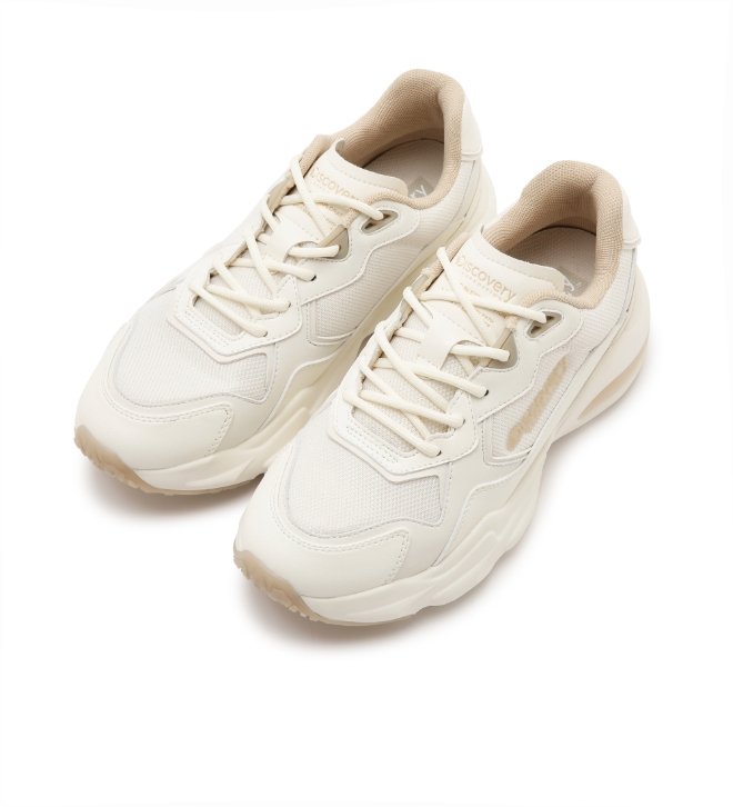 신세계백화점은 2030세대를 겨냥해 스니커즈 단독 제품을 선보이며 수요 선점에 나선다. /사진=신세계그룹.