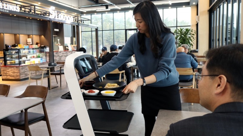 서빙로봇에서 음식을 꺼내는 모습. /사진제공=CJ프레시웨이