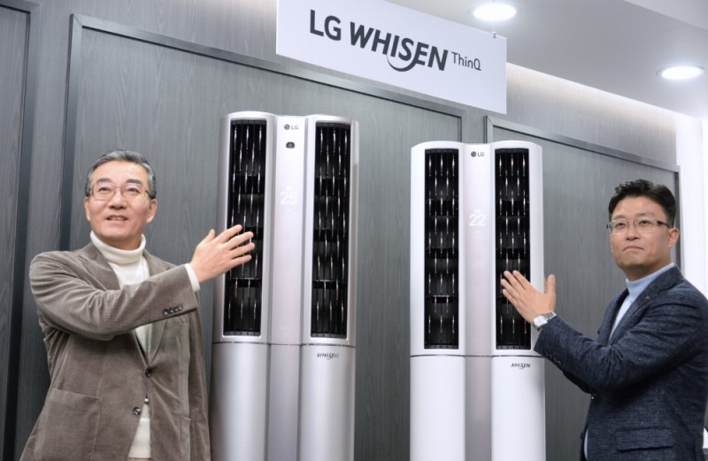 (왼쪽부터) 이감규 LG전자 에어솔루션사업부장 부사장, 임정수 한국B2B마케팅담당 담당이 LG전자 2020년형 휘센 씽큐 에어컨과 기념 촬영하고 있다/사진=LG전자 