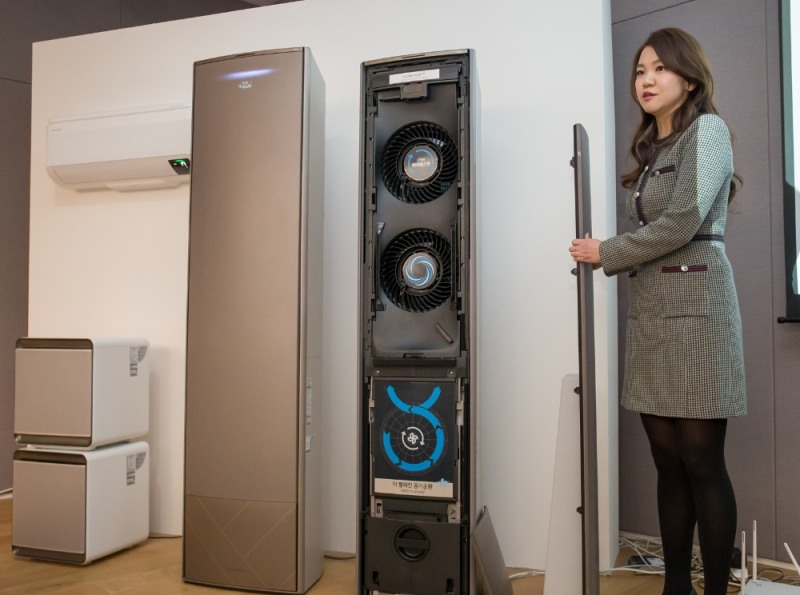 삼성전자 관계자가 삼성 무풍 에어컨의 전면 패널 전체 분리 및 직접 청소 기능을 시연하고 있다/사진=삼성전자