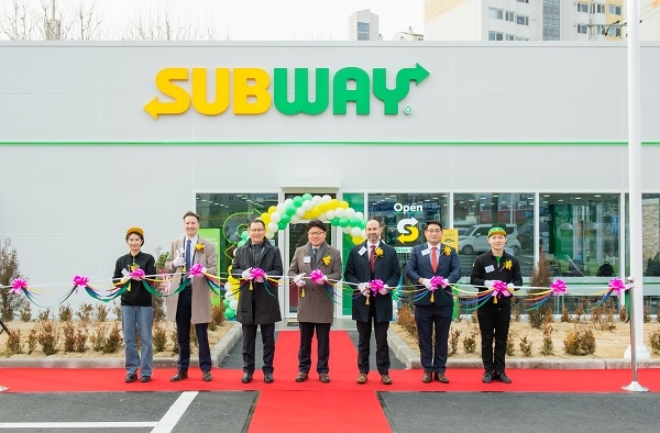 써브웨이는 대구광역시 동구 동촌동에 국내 최초의 써브웨이 드라이브 스루(Drive Thru) 매장인 ‘대구동촌DT점’을 오픈했다. /사진=써브웨이.