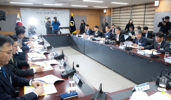 은성수 금융위원장이 저축은행업권 내 영업 규제 차등화에 대해 검토하겠다고 16일 밝혔다. / 사진 = 금융위원회