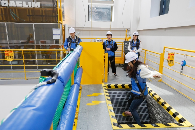 대림산업 신입사원들이 개구부 추락 사고를 체험하고 있다. 제공=대림산업