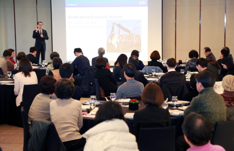 한국씨티은행은 16일 서울 중구 소재 웨스틴조선호텔에서 글로벌 투자전략 세미나를 열고 씨티은행의 2020년 글로벌 시장전망 및 투자전략을 소개했다. 이날 행사에  참석한 박진회 한국씨티은행장이 고객들에게 인사말을 하고 있다. / 사진= 한국씨티은행(2020.01.17)