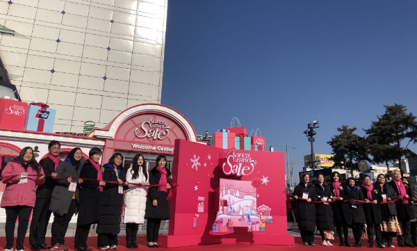 16일 서울 동대문 두타몰 광장 웰컴 센터 앞에서 열린 ‘2020 코리아 그랜드 세일’ 개막 테이프 커팅식에 참석한 박미령 유니온페이 인터내셔날 한국지사 대표(왼쪽에서 네 번째)가 개막 축하 세리머니를 진행하고 있다. / 사진 = 유니온페이