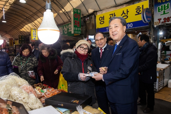 새마을금고중앙회는 지난 16일 서울시 양천구 신영시장과 영등포구 영등포 전통시장을 찾아 MG희망나눔 전통시장 이용활성화 사업 마케팅 물품을 지원했다고 17일 밝혔다. / 사진 = 새마을금고중앙회