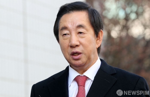 △ 김성태 자유한국당 의원이 17일 오후 서울 양천구 서울남부지방법원에서 열린 딸의 KT 부정 채용 관련 뇌물수수 혐의 결심 공판에 출석하며 취재진 질문에 답하고 있다. /사진=뉴스핌