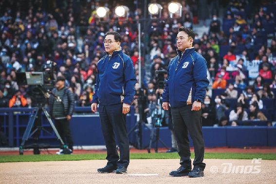 ▲ 창원NC파크 개장식에서 김택진 대표(오른쪽)와 허성무 창원시장(왼쪽).