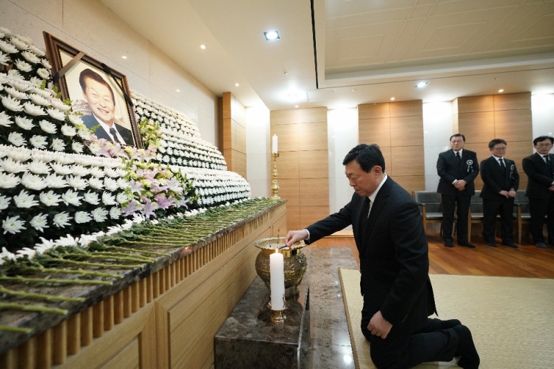 분향 중인 신동빈 롯데그룹 회장. /사진제공=롯데지주