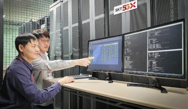 △ SK텔레콤 연구원들이 5G SA 통신 테스트를 진행하고 있는 모습. /사진=SK텔레콤