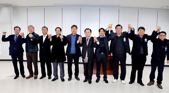 △사진은 기호추천을 마치고 기호 순서대로 서서 기념 촬영하는 모습.