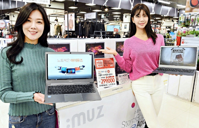 홈플러스는 뛰어난 가성비로 선풍적인 인기를 끈 ‘빅딜가격 노트북’의 업그레이드 모델인 아이뮤즈(iMUZ) ‘스톰북14 아폴로플러스’를 대형마트 단독 판매한다. /사진=홈플러스.