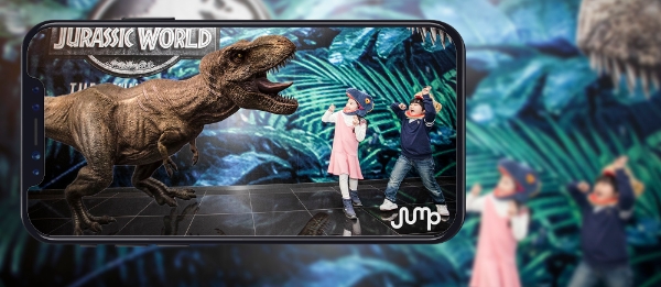 △ SK텔레콤 홍보 모델들이 롯데백화점 김포공항점에서 열린 ‘쥬라기 월드 특별전’에서 ‘Jump AR 동물원’ 공룡 캐릭터와 사진을 찍고 있다. /사진=SK텔레콤